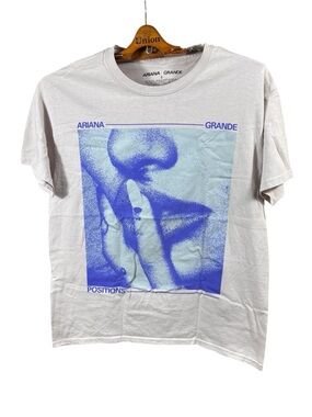 Ariana Grande Positions Lips 
Men’s/ Unisex Graphic Short Sleeve T-Shirt Size L